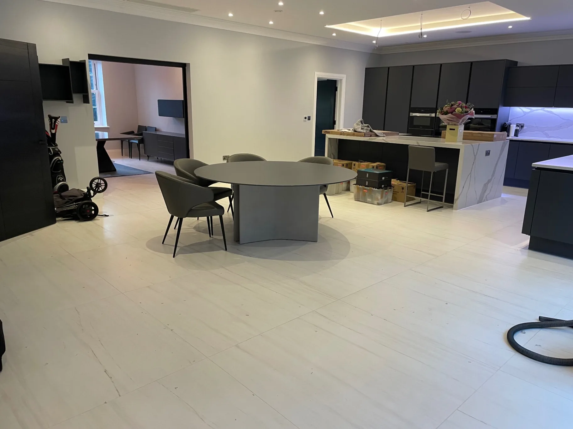 Marble-effect large-format porcelain kitchen floor with island seating