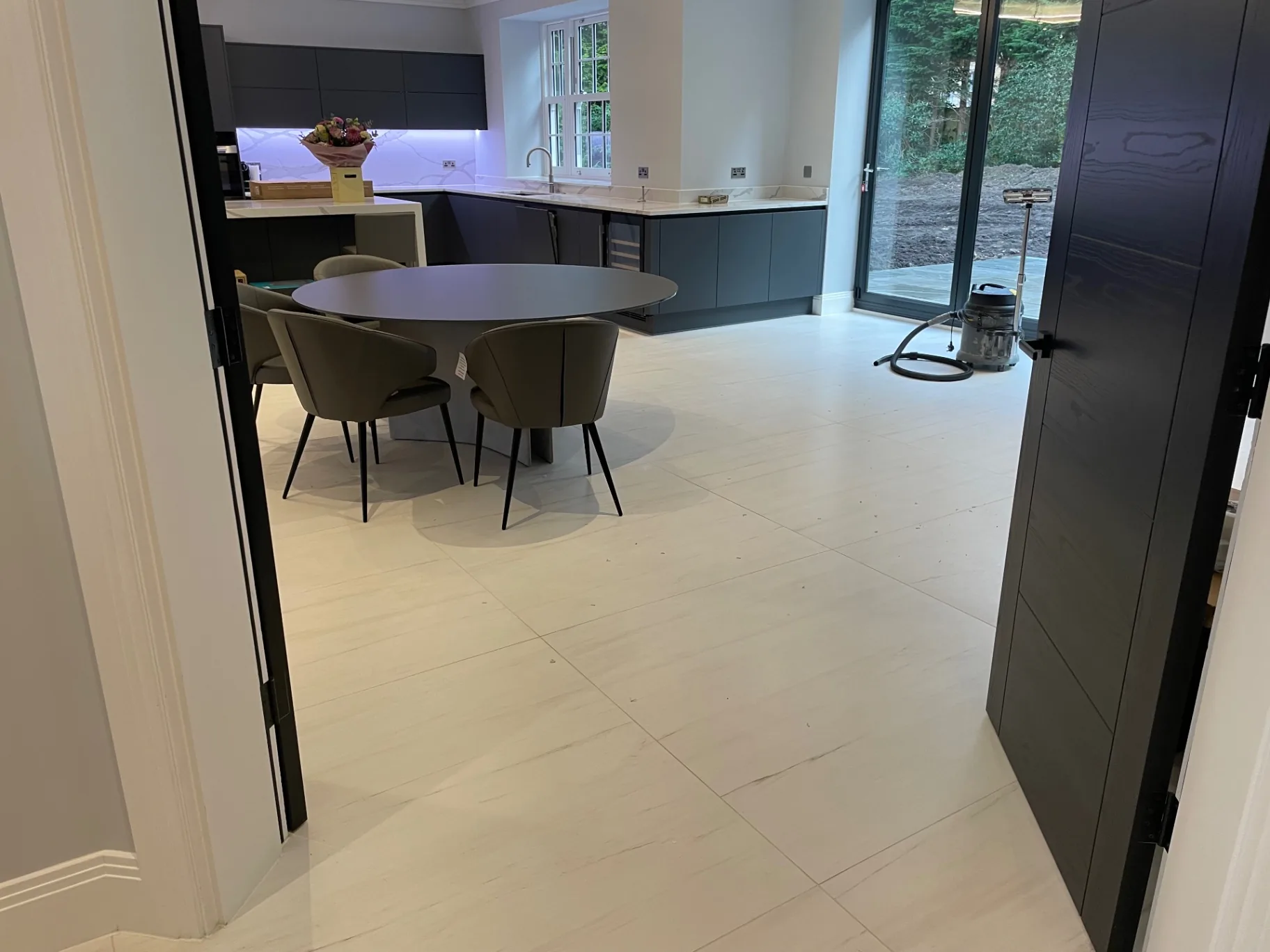 Marble-effect porcelain from kitchen to dining area