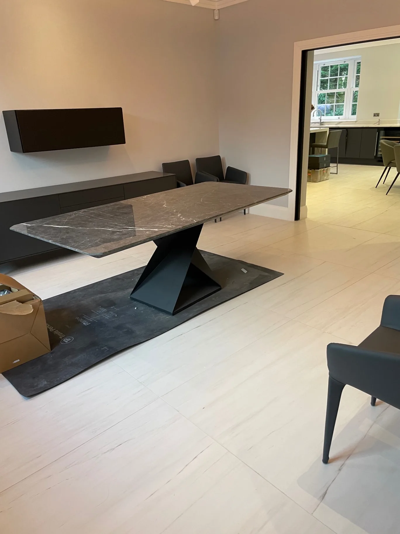 Marble-effect porcelain in the dining room