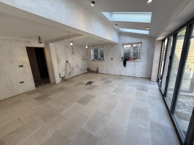 Stone-look porcelain extension floor
